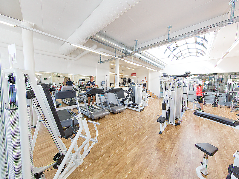Kraftbereich und Cardiobereich Laufbänder Kraftgeräte ACTIV FITNESS Studio Corcelles