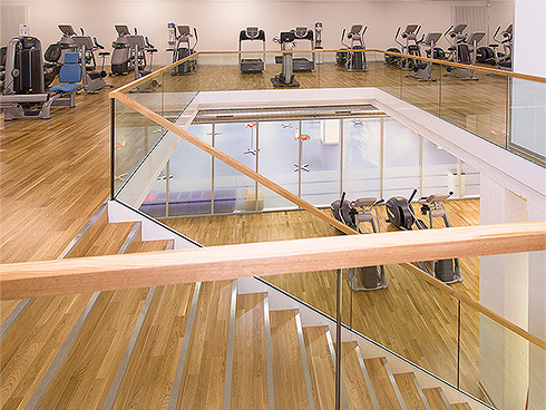 Area di forza con varie macchine di forza nell'ACTIV FITNESS Studio Lachen