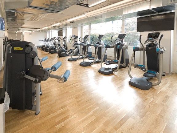 Kraft- und Ausdauerbereich mit Kraftmaschinen und Steppern im ACTIV FITNESS Studio Geneva Cygnes