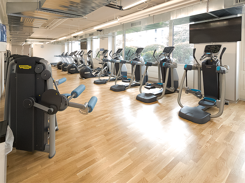 Kraft- und Ausdauerbereich mit Kraftmaschinen und Steppern im ACTIV FITNESS Studio Geneva Cygnes