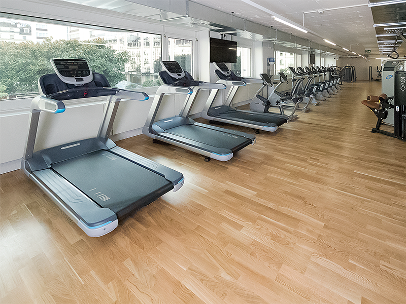 Ausdauerbereich mit Laufbändern und Fahrrädern im ACTIV FITNESS Studio Geneva Cygnes