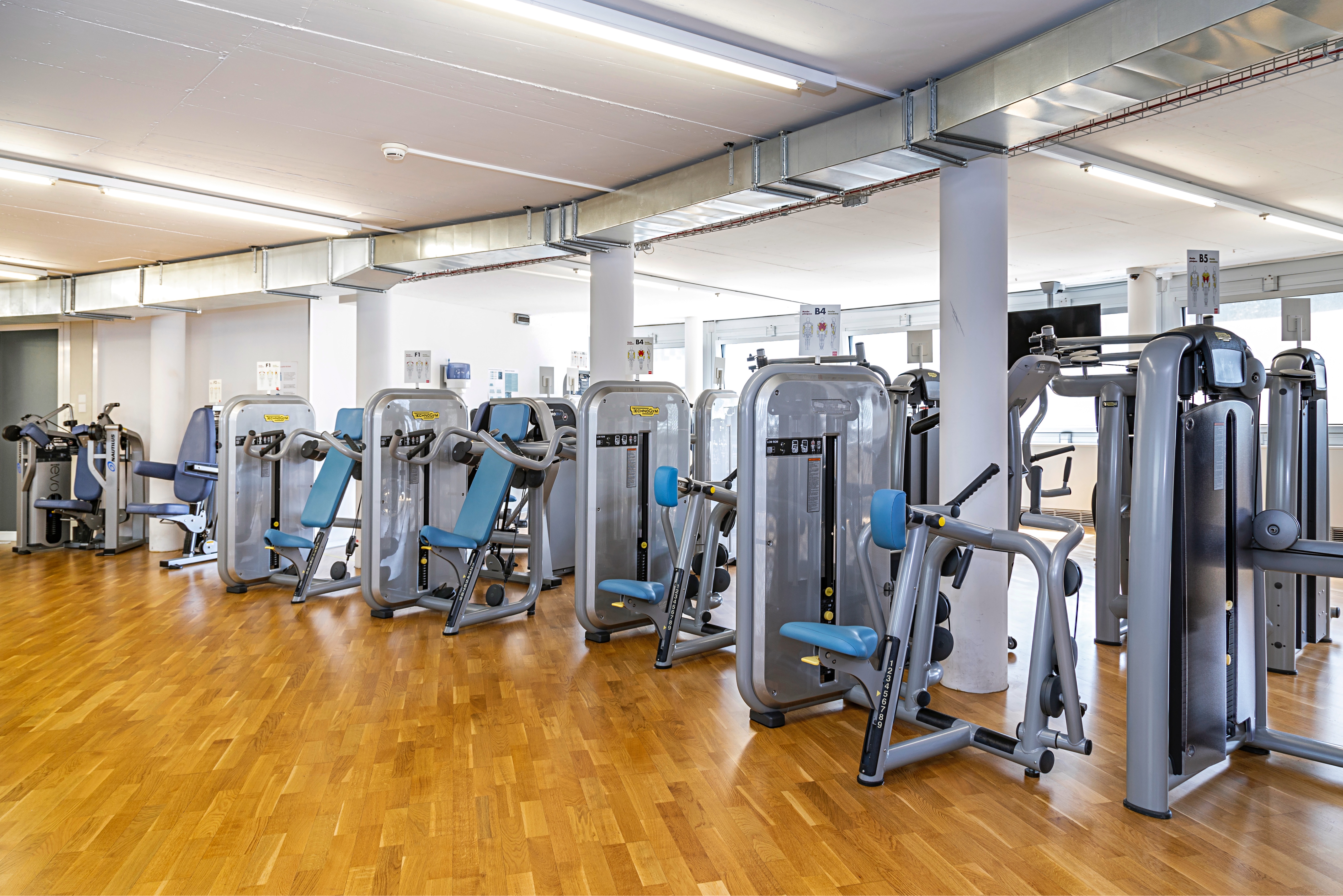 Kraftbereich mit verschiedenen Kraftgeräten im ACTIV FITNESS Lausanne Chauderon