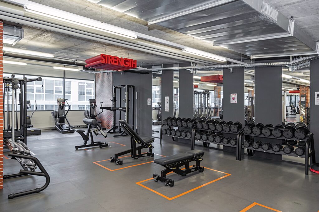 Freihantelbereich mit Kurzhanteln im ACTIV FITNESS Plan-les-Ouates