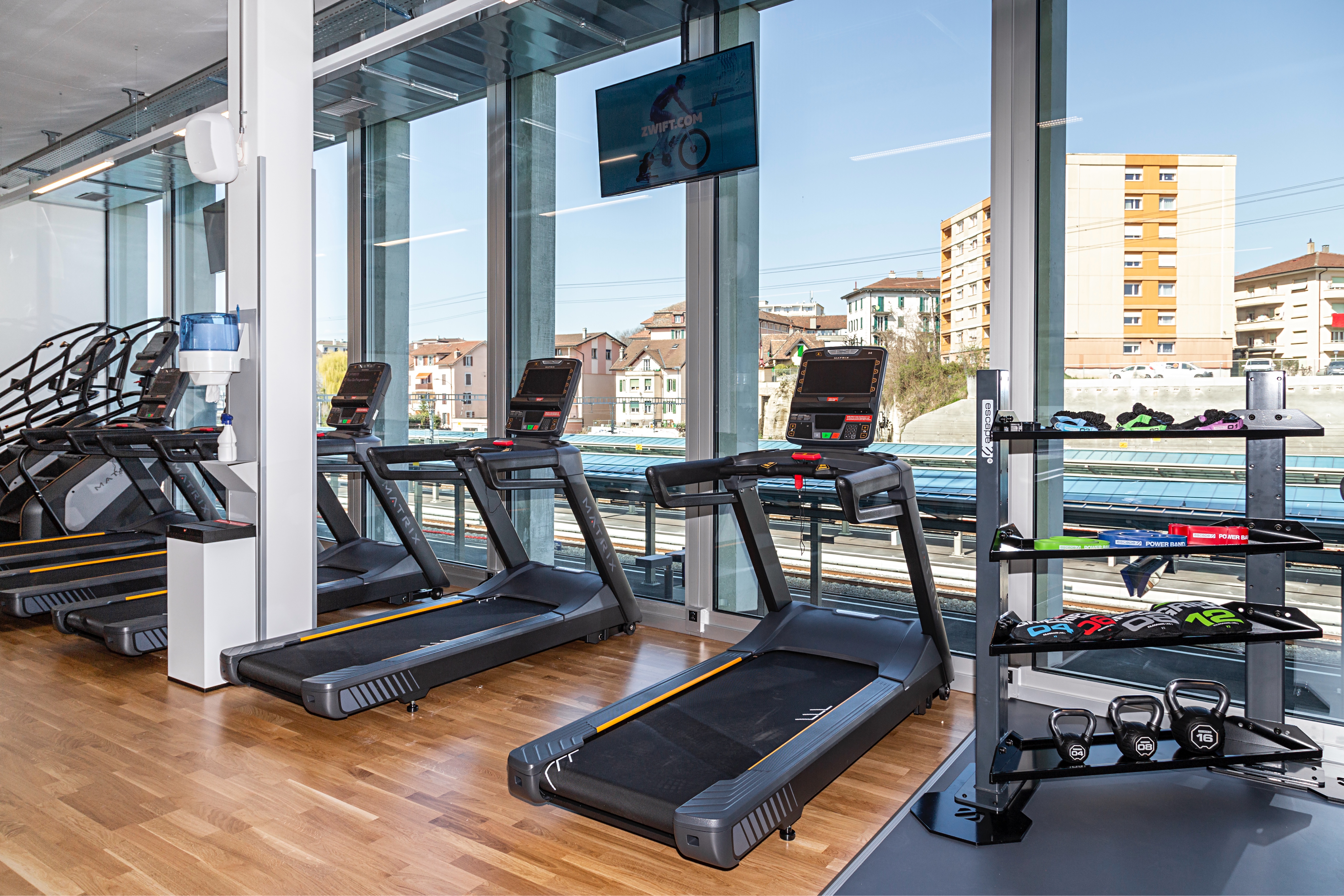 Ausdauerbereich mit Laufbändern und Treppensteigern im ACTIV FITNESS Renens