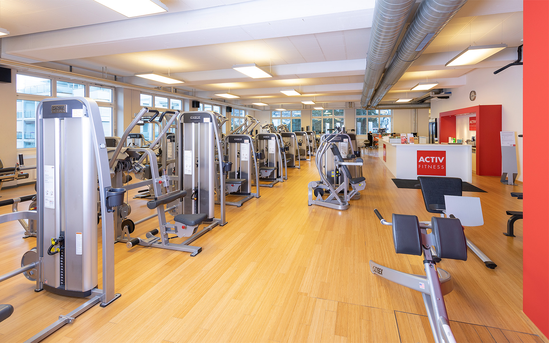 Kraftbereich Kraftgeräte und Theke ACTIV FITNESS Studio Chur