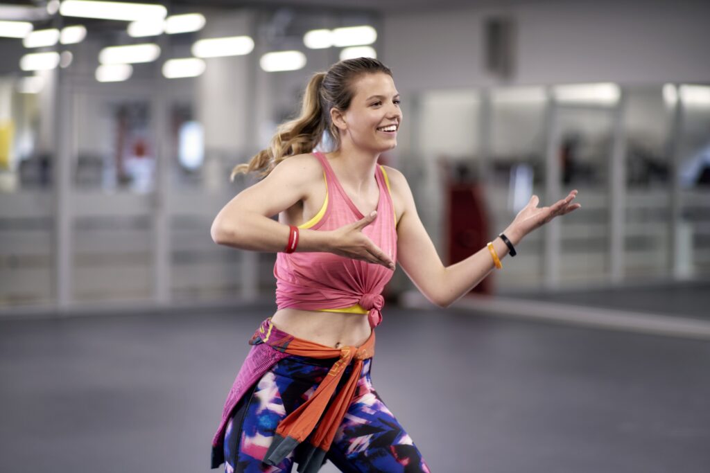 Frau tanzt Zumba im ACTIV FITNESS