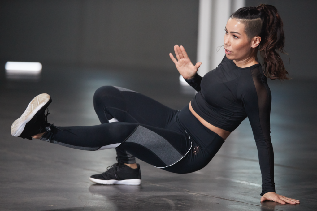 Frau trainiert im Kurs Strong Nation
