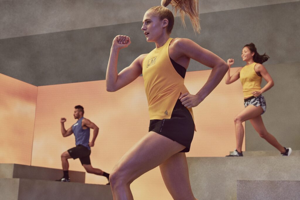 Frau und zwei Männer trainieren im BODYATTACK Kurs