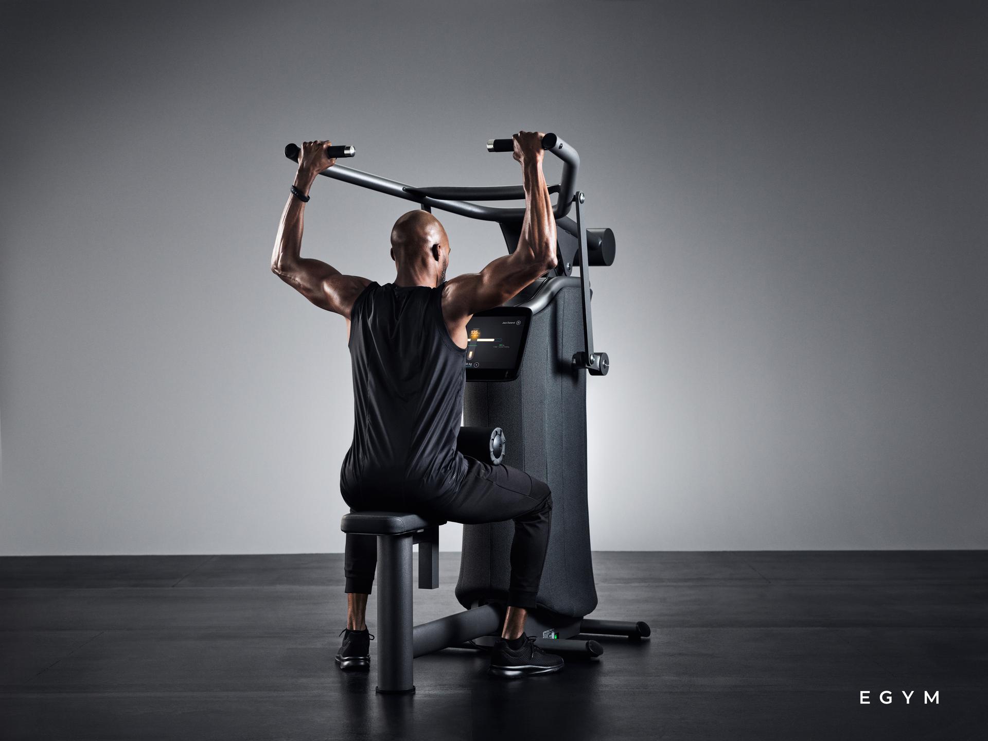 EGYM Schulterpresse Mann Smart Training ACTIV FITNESS